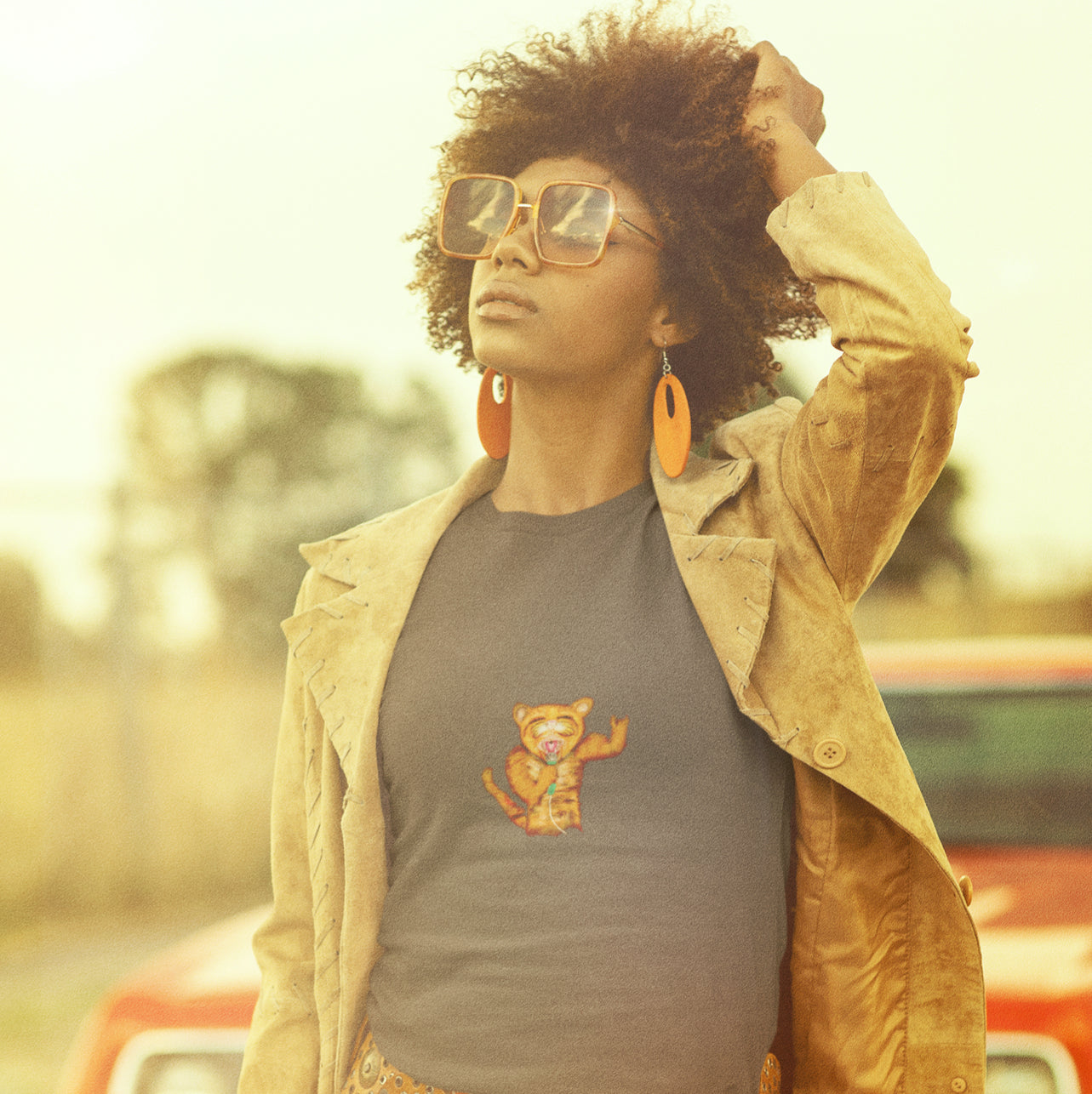 Cat singing | 100% Organic Cotton T Shirt worn by a woman